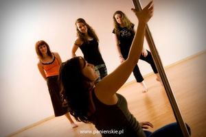 wieczor-panienski-nauka-pole-dance